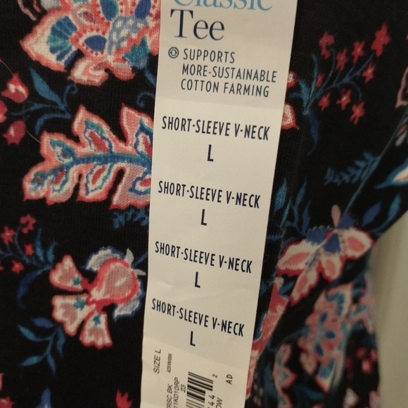 Black Floral T-shirt V-Neck Pink Flowers Size Large NWT - Picture 5 of 6